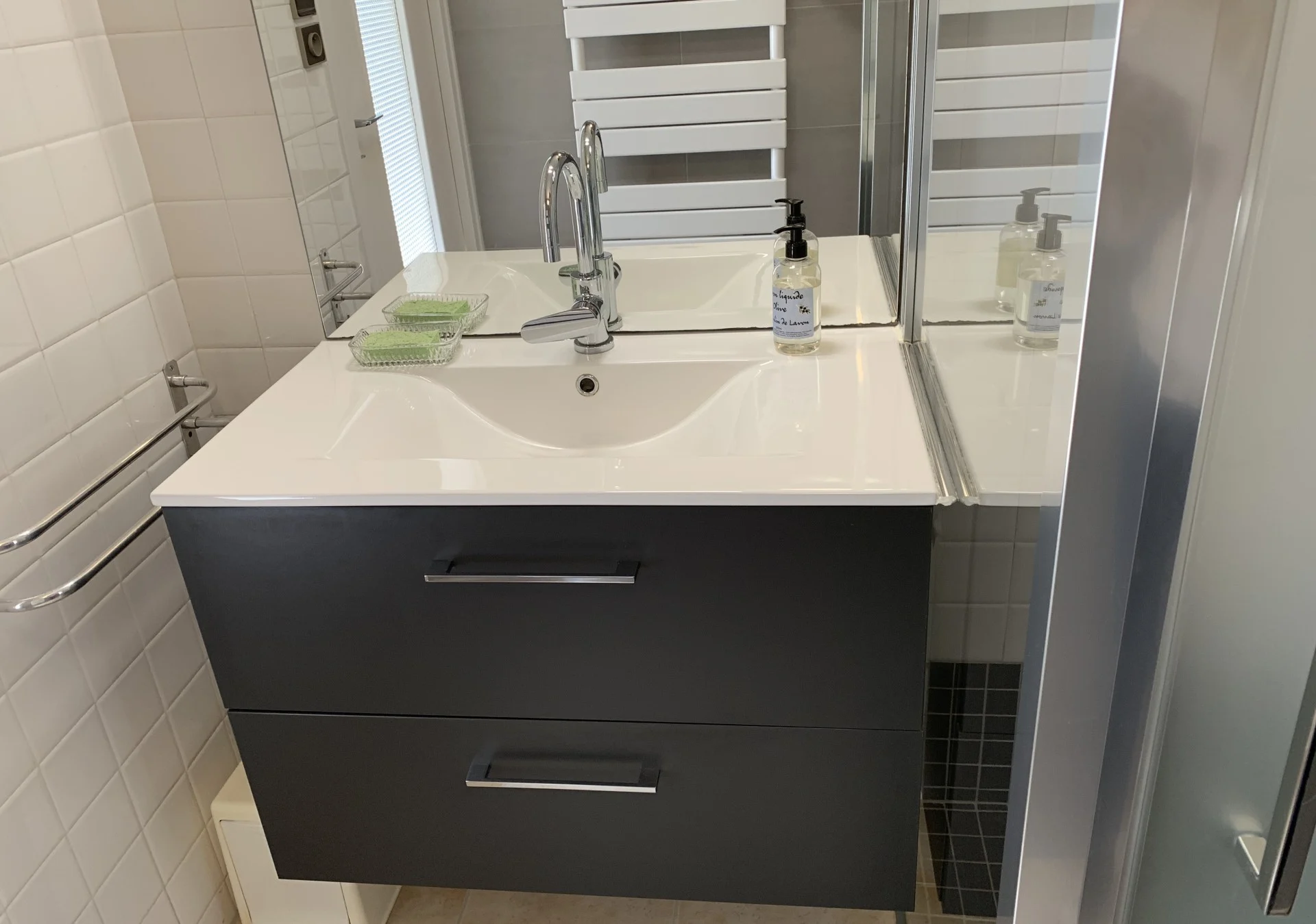Salle d'eau avec vasque et miroir