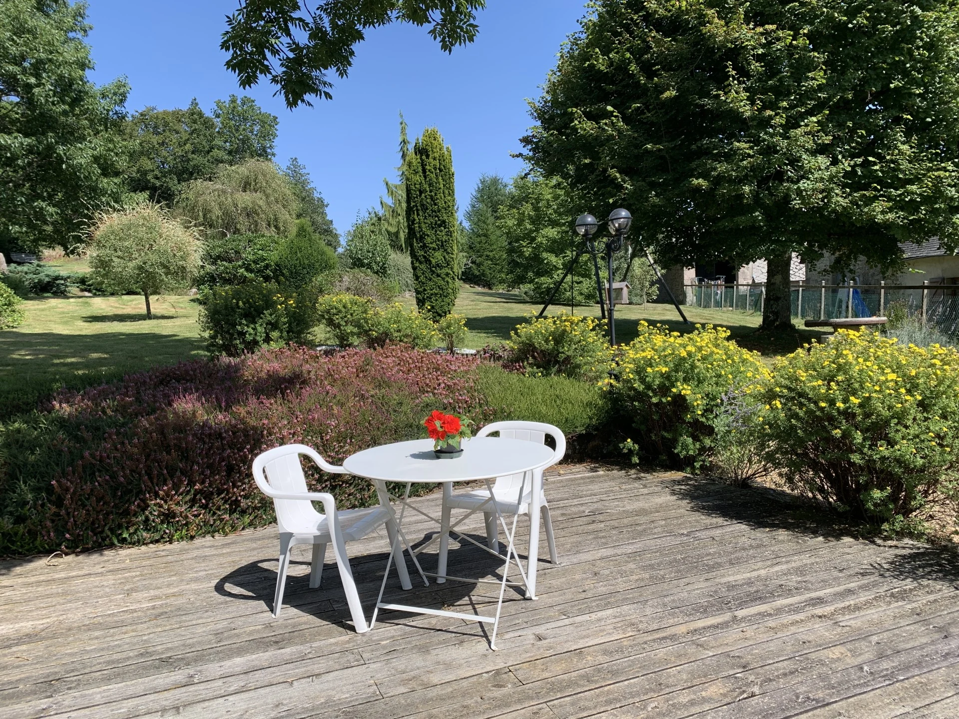 Vue dégagée vers le parc arboré