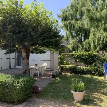 Entrée indépendante en rez-de-jardin à l'arrière de la maison