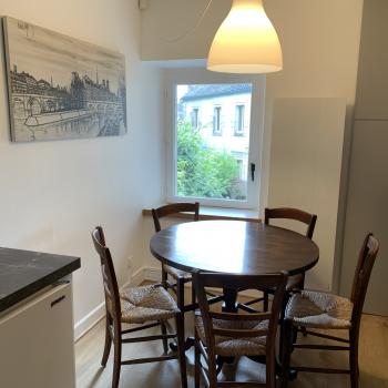 Coin repas avec vue sur cour