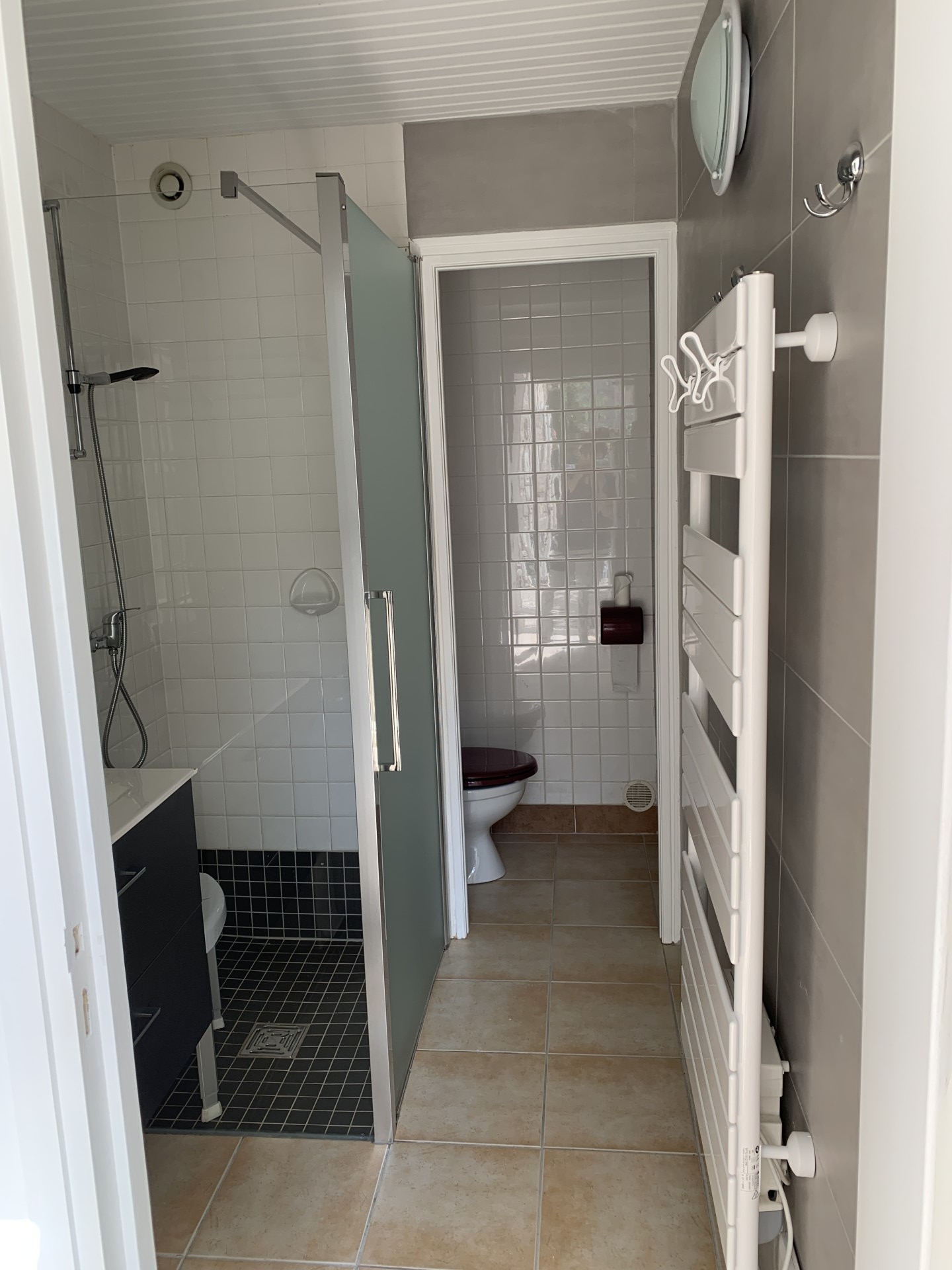 Bathroom with walk-in Italian shower and w.c.