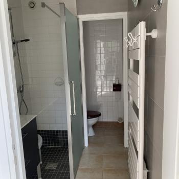 Salle d'eau avec douche de plain-pied à l'italienne et sanitaires