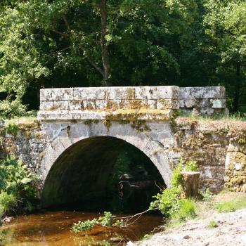 Pont de pierre de Pérols en allant au Puy de Trimoux