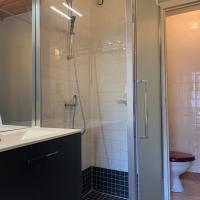Salle d'eau avec douche de plain-pied à l'italienne et sanitaires