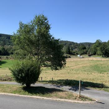 Vue en façade depuis les chambres, avec départ de randonnée vers les moulins de Razel
