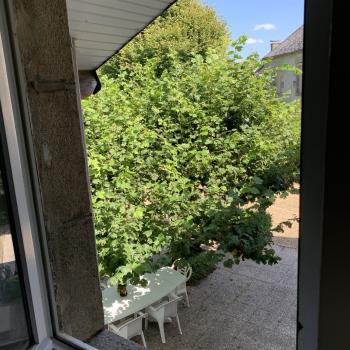 Vue sur cour depuis le coin repas